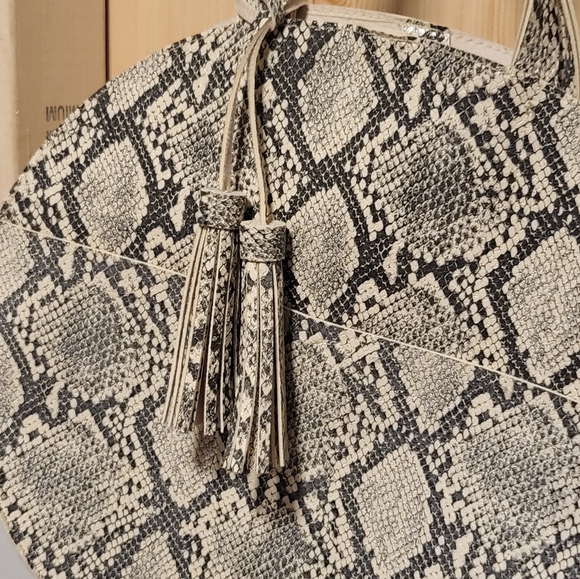 MUST GO, HUGE PRICEUnique, round handbag with tassels, animal print, super cool - Picture 2 of 4